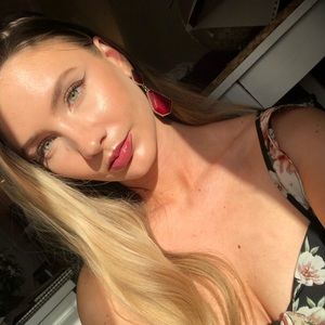 Meet your Posher, Joelle